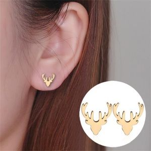 🦌 Awesome Dainty deer head stud earrings available in gold or silver 🦌
